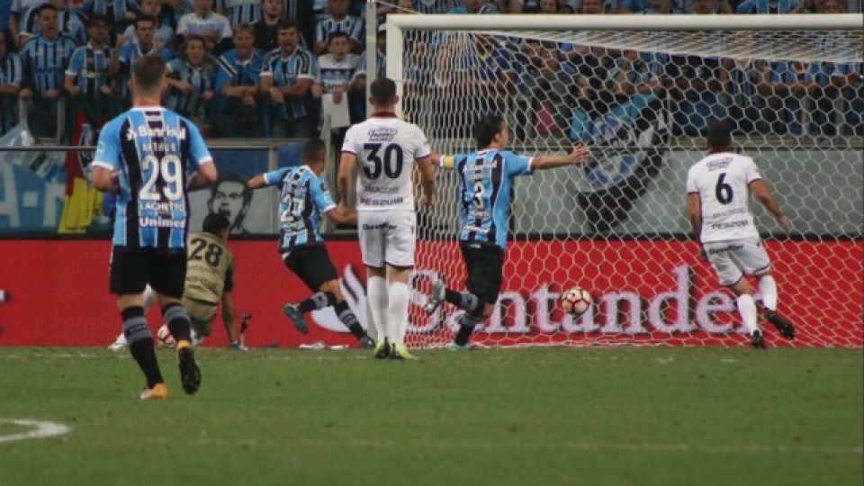 Grêmio vence Lanús com gol de Cícero e abre final da Libertadores com vantagem
