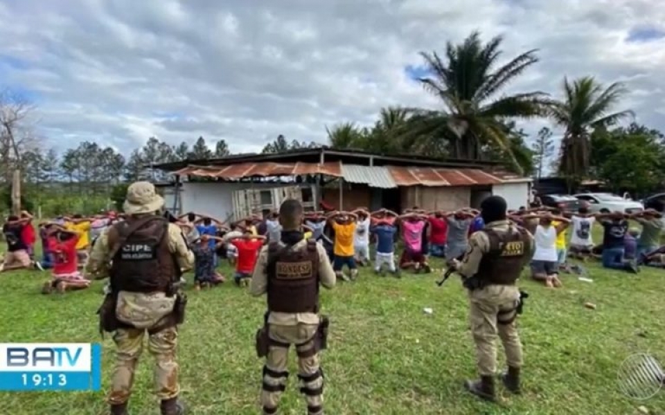 Polícia encerra rinha de galo e 13 pessoas são levadas para delegacia de Eunápolis