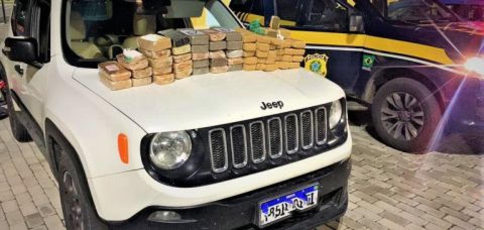 PRF prende casal transportando quase 70 Kg de drogas em carro roubado